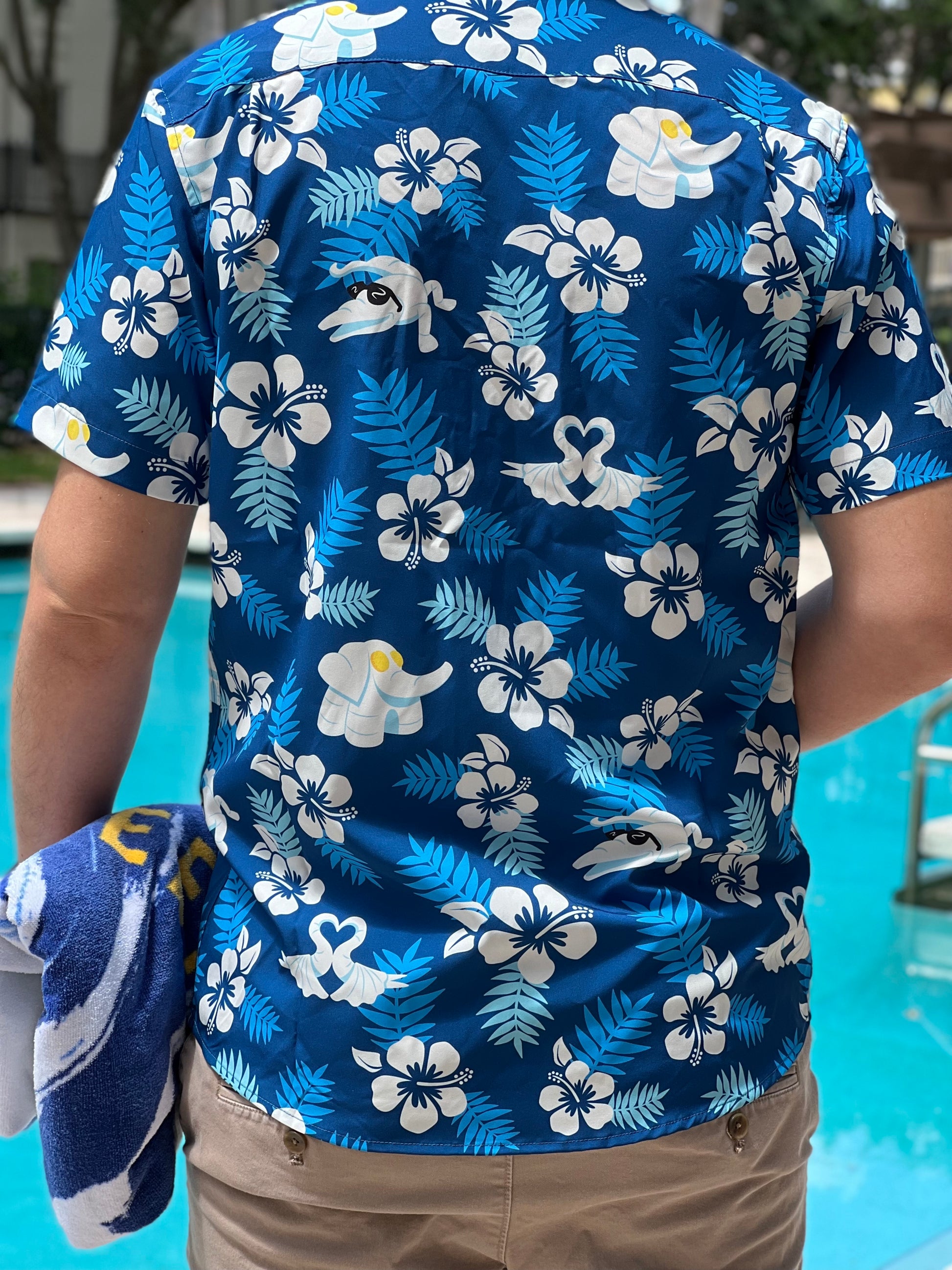 Views and Queues Cruise Towel Animal Tropical / Hawaiian Shirt Medium